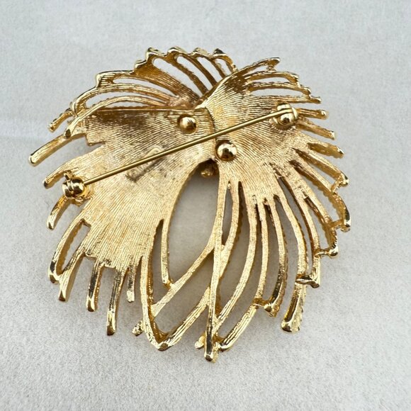 Title:  Vintage Monet Gold-Tone Textured Knot Brooch Elegant Statement Pin Jewel - Picture 5 of 6